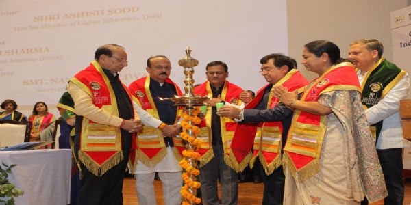 आईपीयू के दीक्षांत समारोह में दीप प्रज्वलित करते उपराज्यपाल, मुख्यमंत्री और अन्य