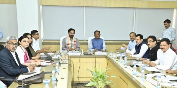 मंत्रालय में खनिज विभाग के कामकाज की समीक्षा करते मुख्यमंत्री विष्णु देव साय और केंद्रीय कोयला मंत्री जी. किशन रेड्डी