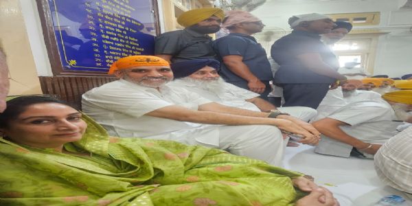 पार्टी चुनाव में भाग लेते सुखबीर बादल व उनकी पत्नी हरसिमरत बादल