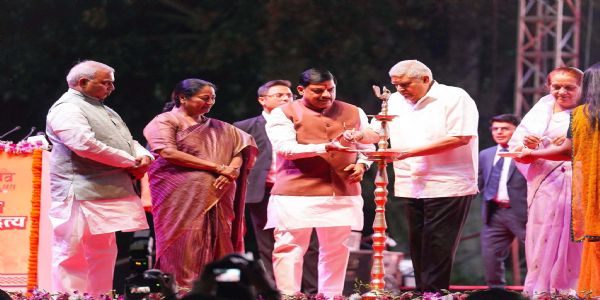 उपराष्ट्रपति जगदीप धनखड़, मध्यप्रदेश के राज्यपाल मंगुभाई पटेल और मुख्यमंत्री मोहन यादव, केंद्रीय मंत्री गजेन्द्र सिंह शेखावत एवं दिल्ली की मुख्यमंत्री रेखा गुप्ता
