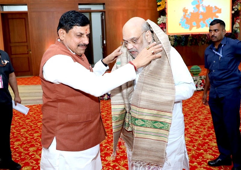 अमित शाह का मुख्यमंत्री निवास में स्वागत