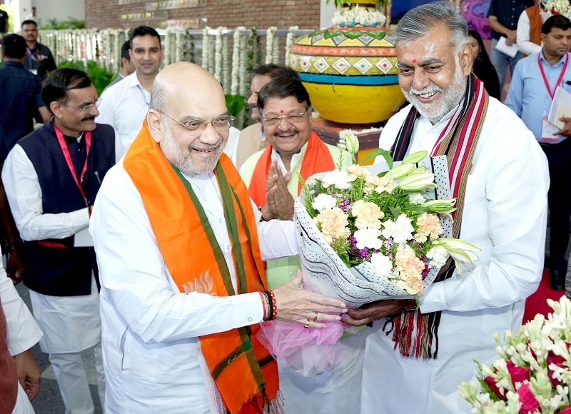 अमित शाह का मुख्यमंत्री निवास में स्वागत