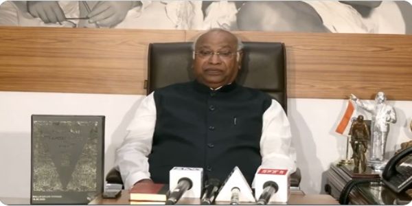 नई दिल्लीः सोमवार को कांग्रेस पार्टी की पांच सूत्री मांगों को लेकर पत्रकारों से बातचीत करते पार्टी अध्यक्ष मल्लिकार्जुन खरगे
