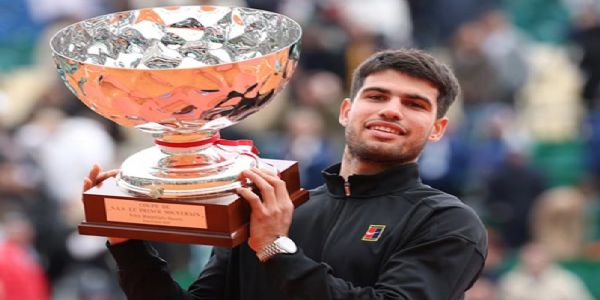 ट्रॉफी के साथ कार्लोस अल्कराज