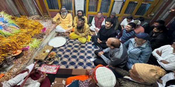 कपाट खुलने की तिथि तय करते पुराेहित।