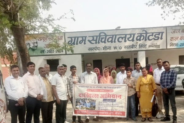 जागरूकता रैली निकालते हुए अध्यापक व