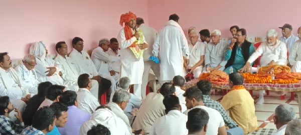फोटो कैप्शन 15आरटीके4 :  गांव बोहर में अठगामा वाल्मीकि समाज के लोग बैठक करते