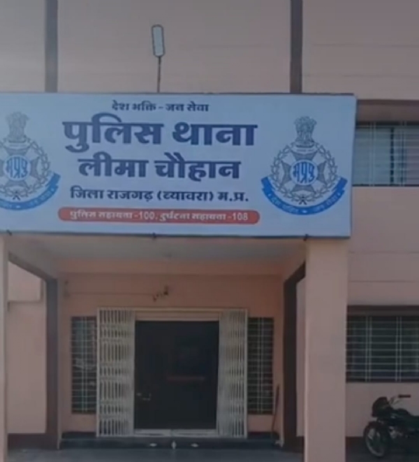 दो युवकों को ग्रामीणों ने पकड़ा