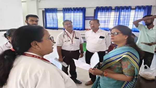 डॉ. रचना दुबे ने अधीक्षक डॉ. बलराम उपाध्याय की उपस्थिति में अस्पताल परिसर का निरीक्षण किया