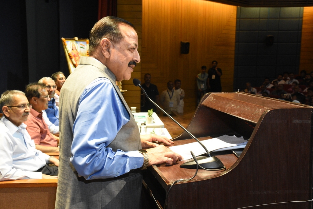 केंद्रीय मंत्री डॉ जितेन्द्र सिंह भारत विकास परिषद की संगोष्ठी को संबोधित करते  हुए