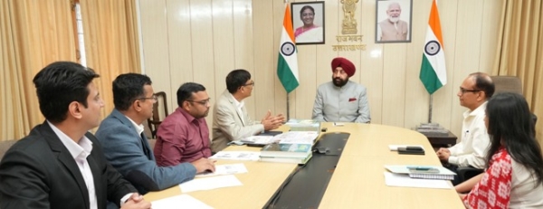 प्रस्तुतीकरण पर चर्चा करते राज्यपाल।