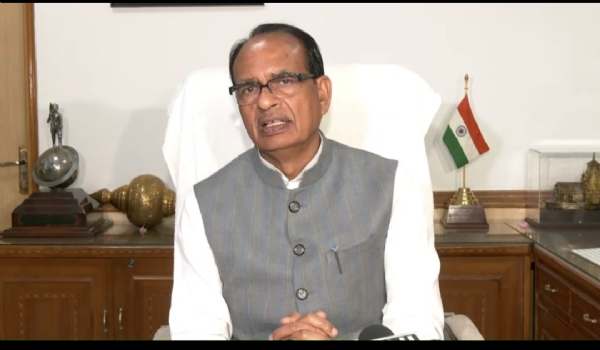 शिवराज सिंह चौहान मीडिया से बात करते हुए