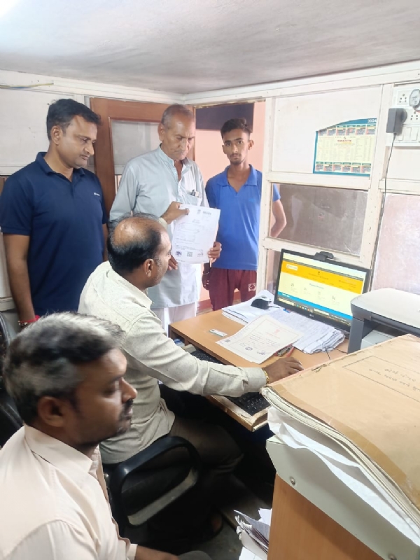 गुजरात सरकार की डिजिटल सेवा का लाभ लेते हुए लोग।