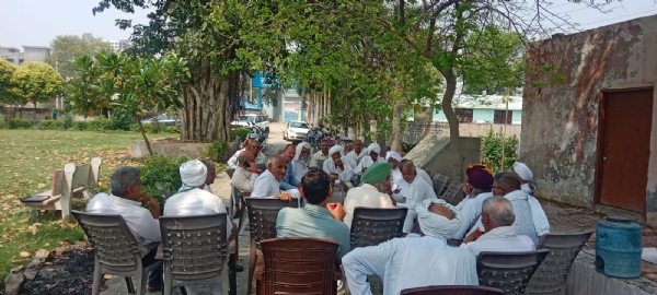 बैठक करते हुए माजरा खाप प्रतिनिधि।
