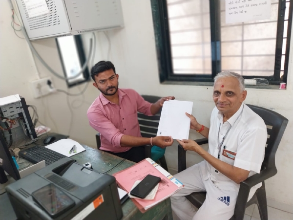 गुजरात सरकार की डिजिटल सेवा का लाभ लेते हुए लोग।