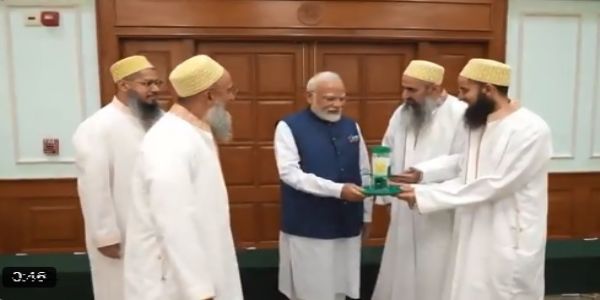 दाऊदी बोहरा समुदाय का प्रतिनिधिमंडल गुरुवार को प्रधानमंत्री नरेन्द्र मोदी से मुलाकात के दौरान