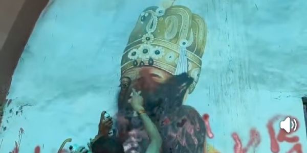 कालिख पोतते युवक