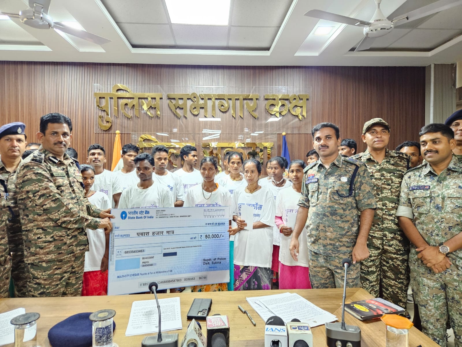 सुकमा: 01 नक्सल दम्पति सहित 22 नक्सलियों ने किया आत्म समर्पण