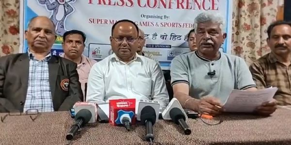 पत्रकार वार्ता को सम्बोधित करते हुए विनोद कुमार।