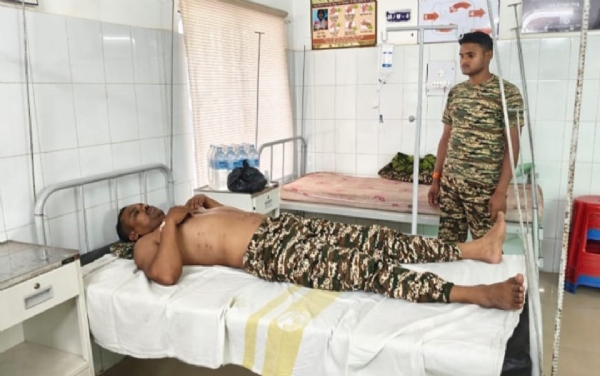 मधुमक्खी के डंक से घायल जवान मधुमक्खी के डंक से घायल जवान