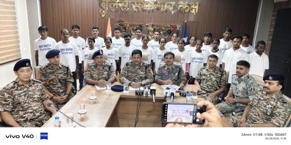 सुकमा: 01 नक्सल दम्पति सहित 22 नक्सलियों ने किया आत्म समर्पण