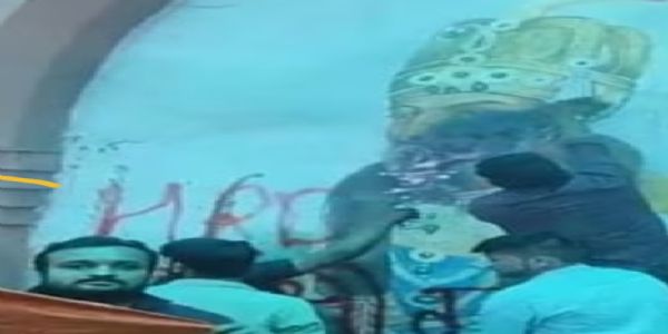 औरंगज़ेब की पेंटिंग पर कालिख पोतते युवक
