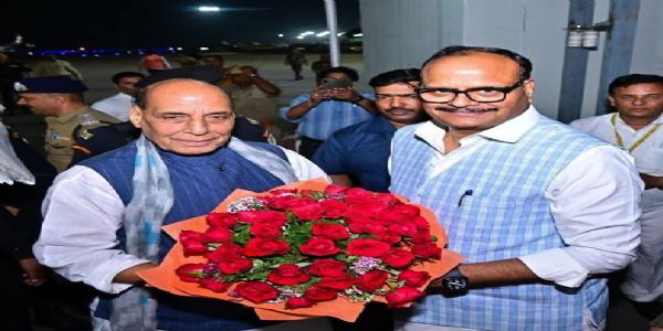 राजनाथ सिंह का स्वागत करते उपमुख्यमंत्री बृजेश पाठक
