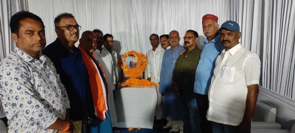 अररिया फोटो:श्रद्धांजलि सभा में मौजूद लोग अररिया फोटो:श्रद्धांजलि सभा में मौजूद लोग