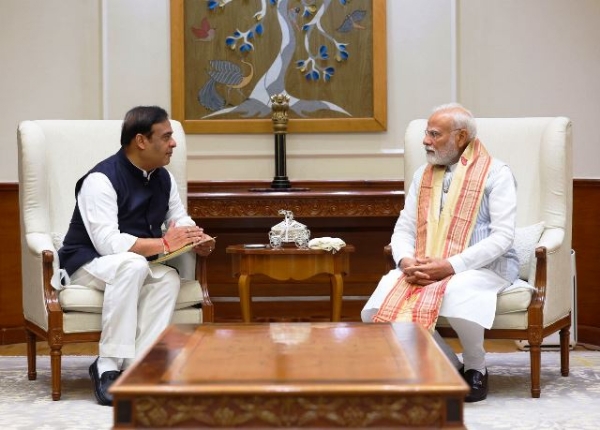 असम के मुख्यमंत्री हिमंत बिस्वा सरमा शनिवार को नई दिल्ली में प्रधानमंत्री नरेन्द्र मोदी के साथ