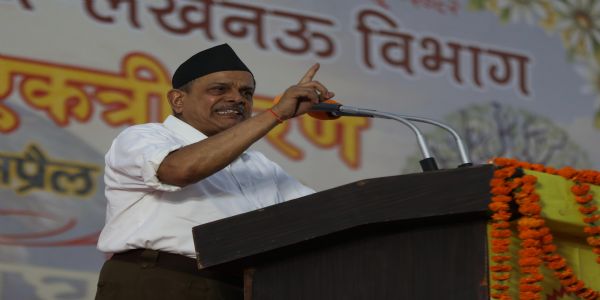 स्वयंसेवकों को संबोधित करते हुए दत्तात्रेय होसबाले
