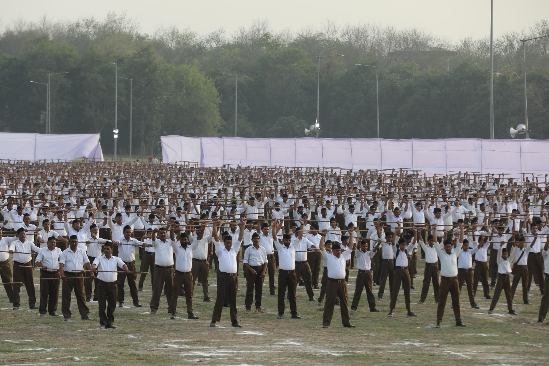 मैदान में उपस्थित स्वयंसेवक