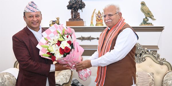 नेपाल के ऊर्जा मंत्री के साथ मनोहर लाल खट्टर फाइल तस्वीर