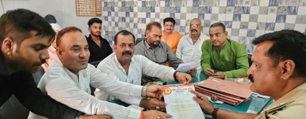 ज्ञापन सौंपते