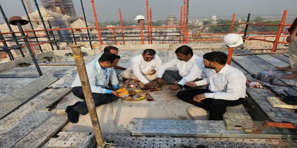 अयोध्या : राम जन्मभूमि के परकोटे के शिव मन्दिर का शिखर कलश स्थापित