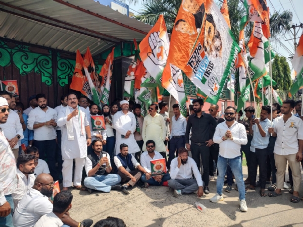 ईडी कार्यालय के समक्ष प्रदर्शन करते कांग्रेस पार्टी के कार्यकर्ताओं की फोटो