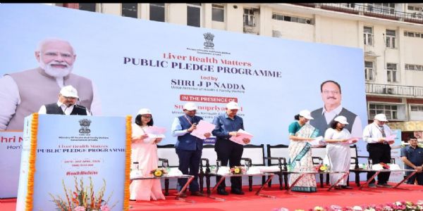 निर्माण भवन में आयोजित स्वास्थ शिवर में लीवर को स्वस्थ रखने की शपथ दिलाते जेपी नड्डा