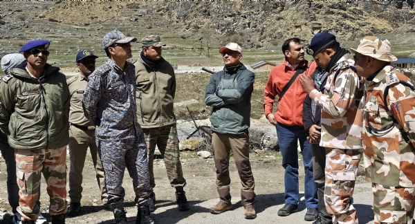 एनडीएमए के सदस्य हिमस्खलन क्षेत्र का दौरा करते हुए।