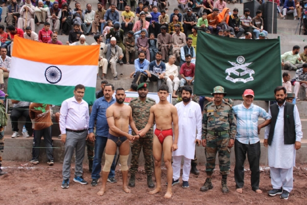 कुश्ती प्रतियाेगिता के दाैरान माैजूद पहलवान आर अनय् कुश्ती प्रतियाेगिता के दाैरान माैजूद पहलवान आर अनय्