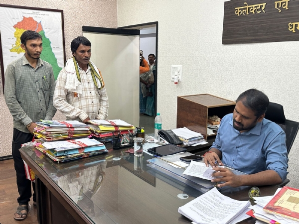 कलेक्टोरेट में शिकायय सुनते हुए कलेक्टर अबिनाश मिश्रा। कलेक्टोरेट में शिकायय सुनते हुए कलेक्टर अबिनाश मिश्रा।