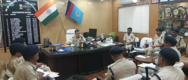 आईजी बैठक करते हुए