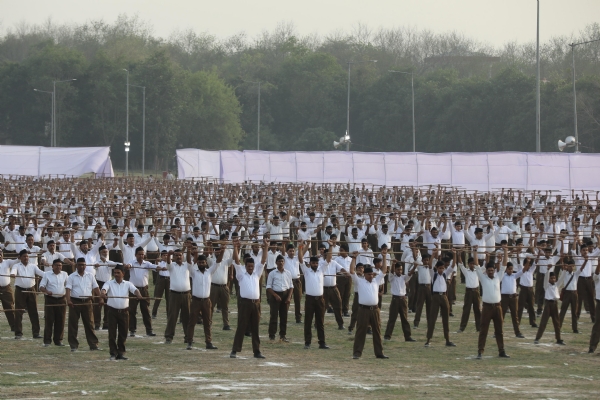 मैदान में उपस्थित स्वयंसेवक