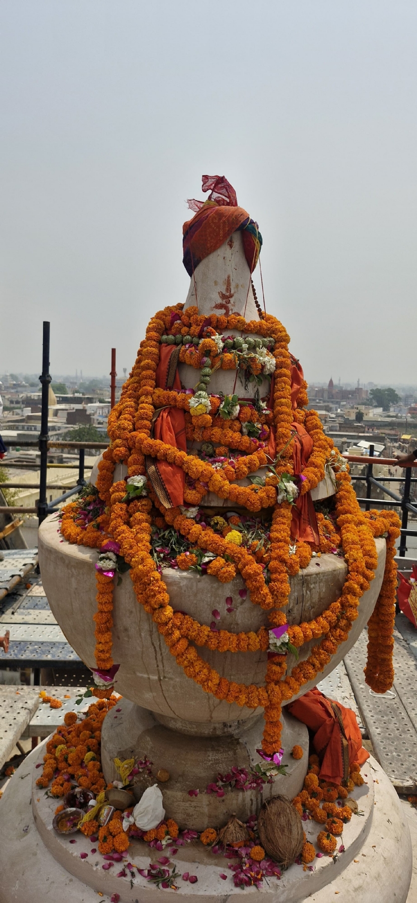 अयोध्या : राम जन्मभूमि के परकोटे के शिव मन्दिर का शिखर कलश स्थापित