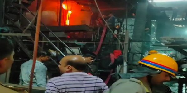 कांच फैक्ट्री में भट्टी लीक होने से लगी भीषण आग