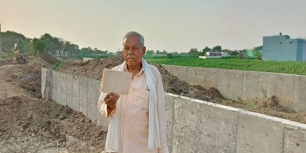 धमतरी नगर निगम ने किसान की जमीन पर बना दिया नाला, शिकायत के बाद स्टे