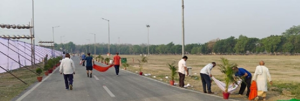 स्वच्छता अभियान चलाते स्वयंसेवक