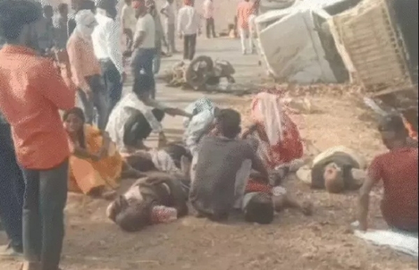 बारातियों से भरा पिकअप वाहन पलटा