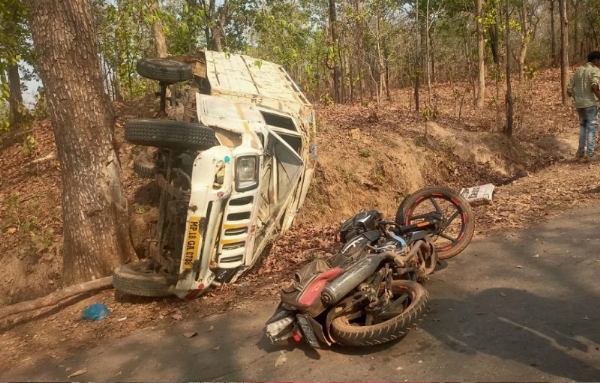 बारातियों से भरा पिकअप वाहन पलटा