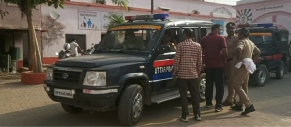 आरोपितों को गिरफ्तार कर ले जाती हुई पुलिस
