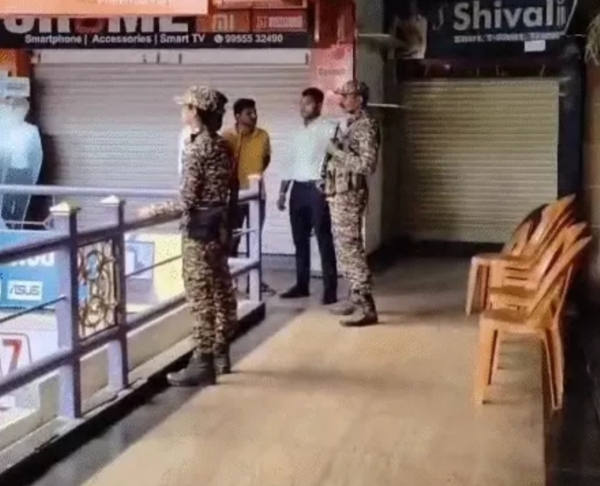 रेड की तस्वीर