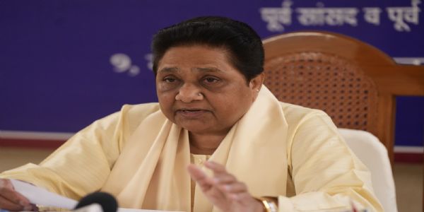 महापुरुषों का अपमान और दलितों पर हाे रहे अत्याचाराें का संज्ञान लें सरकारें: मायावती